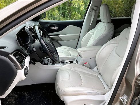 Used 2019 Jeep Cherokee Limited w/ Luxury Group AWD/4WD image 7