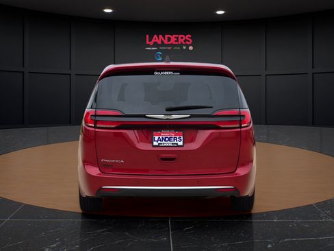 Used 2024 Chrysler Pacifica Touring-L FWD image 3