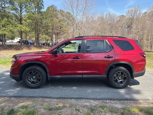 Used 2025 Honda Pilot TrailSport image 8