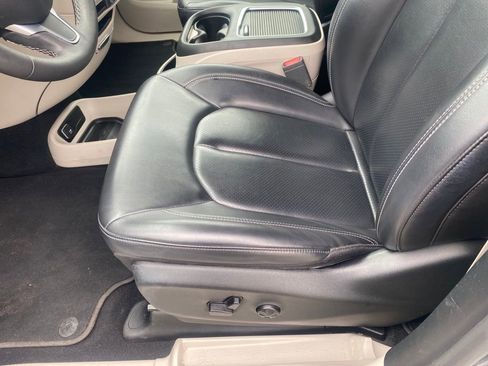 Used 2023 Chrysler Pacifica Touring-L FWD image 22