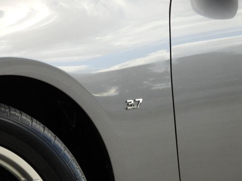 Used 2015 INFINITI Q40 w/ Moonroof Package RWD image 6