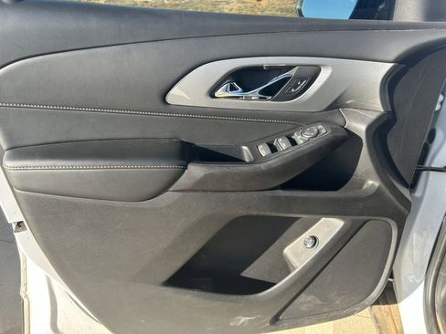 Used 2021 Chevrolet Traverse LT image 3