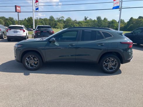 Used 2025 Chevrolet Trax LT FWD image 4
