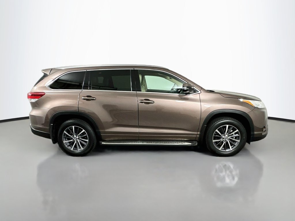 Used 2017 Toyota Highlander XLE FWD image 4