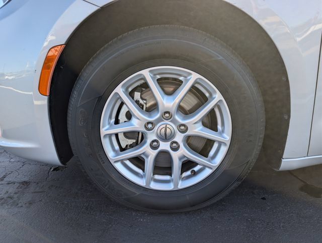 Used 2024 Chrysler Pacifica Touring-L FWD image 31
