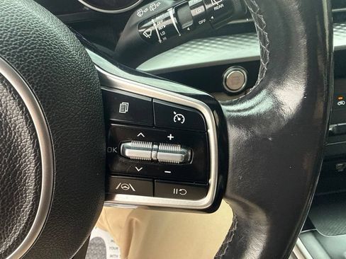 Used 2022 Kia Carnival LX FWD image 17