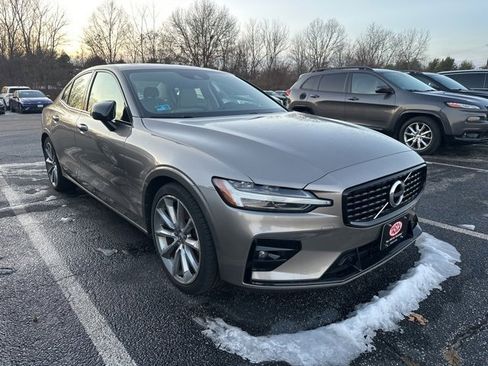 Certified 2021 Volvo S60 T5 Momentum w/ Premium Package image 3