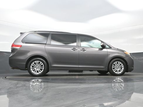 Used 2013 Toyota Sienna XLE image 33