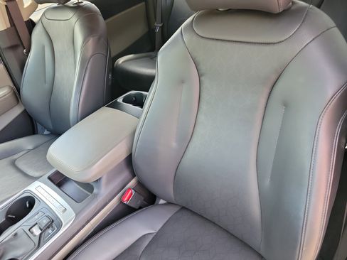 Used 2025 Kia Carnival image 5