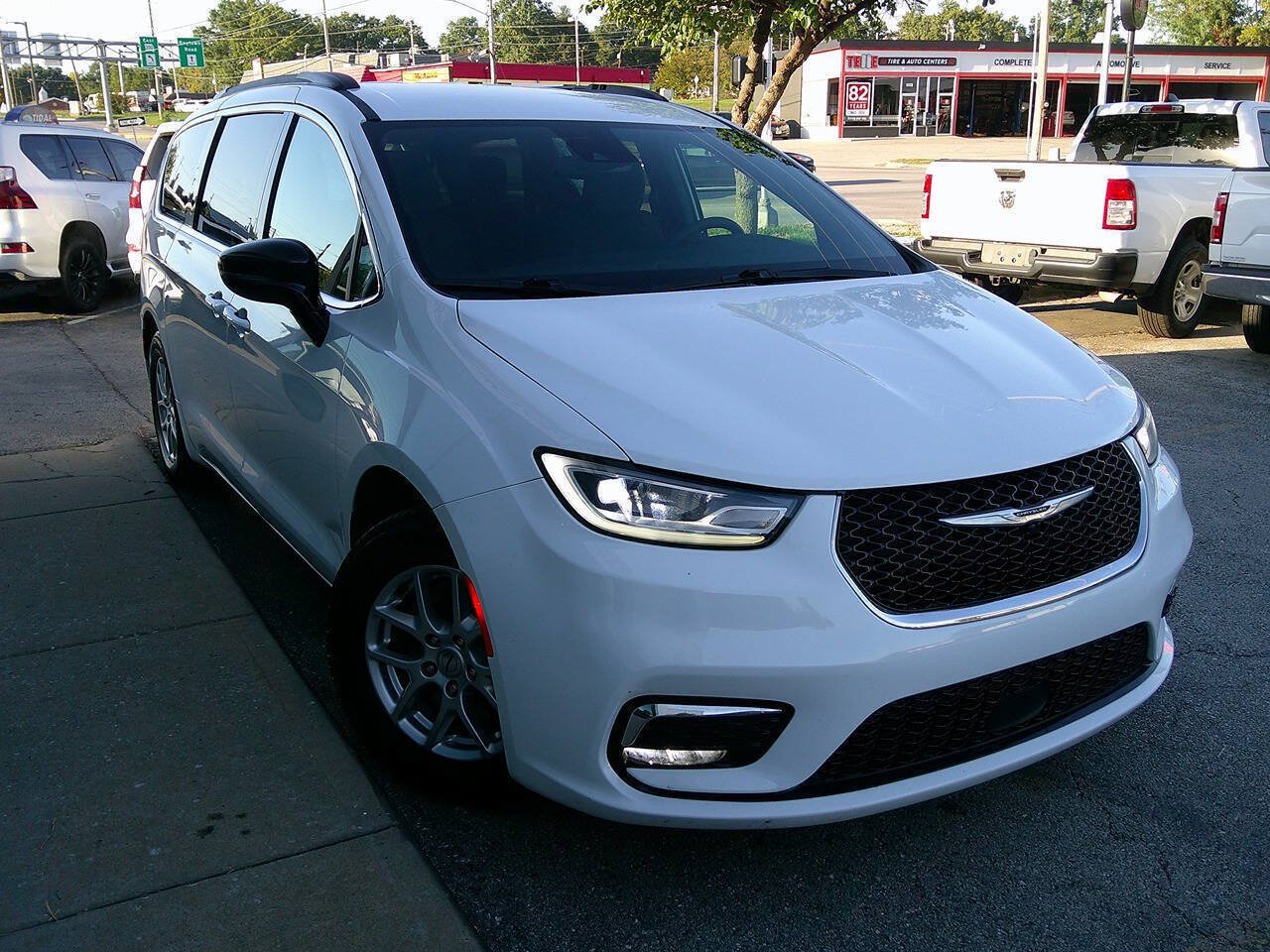 Used 2024 Chrysler Pacifica Touring FWD image 4