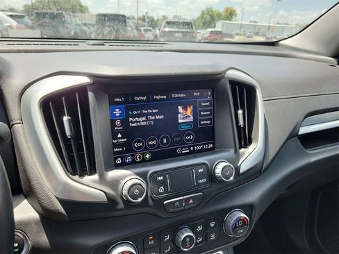Used 2024 GMC Terrain SLT image 12