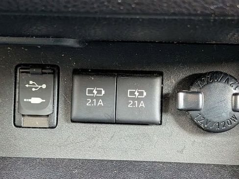 Used 2018 Toyota Highlander XLE AWD/4WD image 25