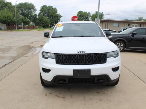 Used 2018 Jeep Grand Cherokee Laredo AWD/4WD image 3