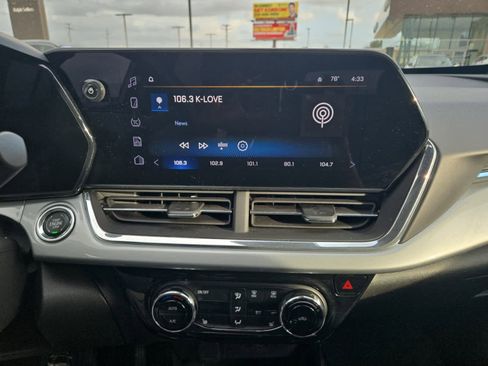 Used 2025 Chevrolet Trax LT w/ LT Convenience Package image 18