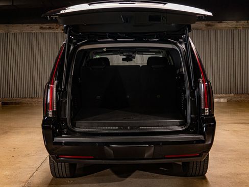 Used 2020 Cadillac Escalade ESV Premium Luxury image 8