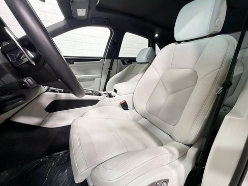 Certified 2026 Porsche Macan AWD/4WD image 5