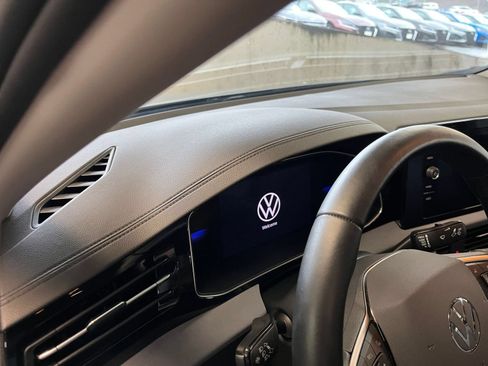 Used 2025 Volkswagen Jetta SE FWD image 36