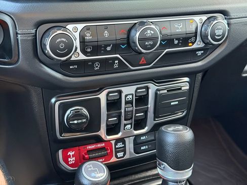 Used 2025 Jeep Wrangler Unlimited Rubicon w/ Convenience Group AWD/4WD image 15