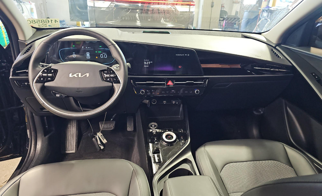 Used 2025 Kia Niro EX w/ EX Cold Weather Package FWD image 14