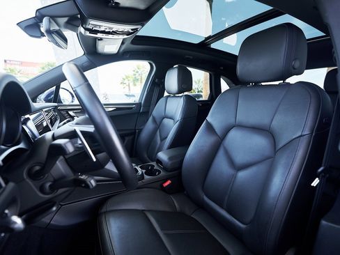 Used 2024 Porsche Macan image 32