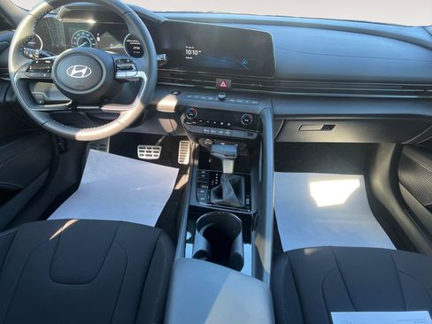 Certified 2025 Hyundai Elantra SEL FWD image 17