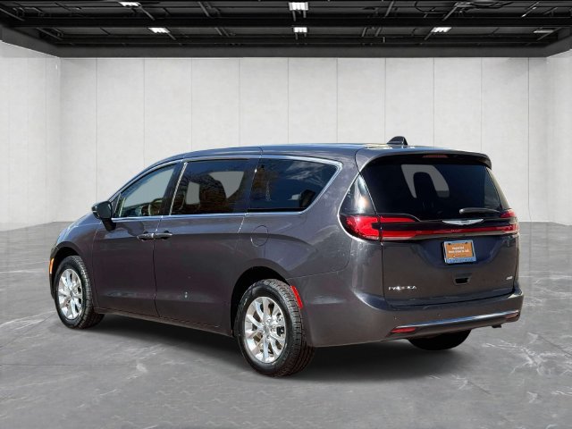 Used 2023 Chrysler Pacifica Touring-L AWD/4WD image 7