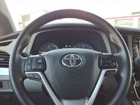 Certified 2020 Toyota Sienna LE image 30
