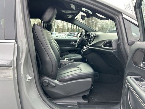 Used 2025 Chrysler Pacifica Select image 17