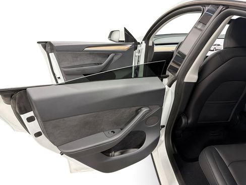 Certified 2023 Tesla Model Y Long Range AWD/4WD image 10