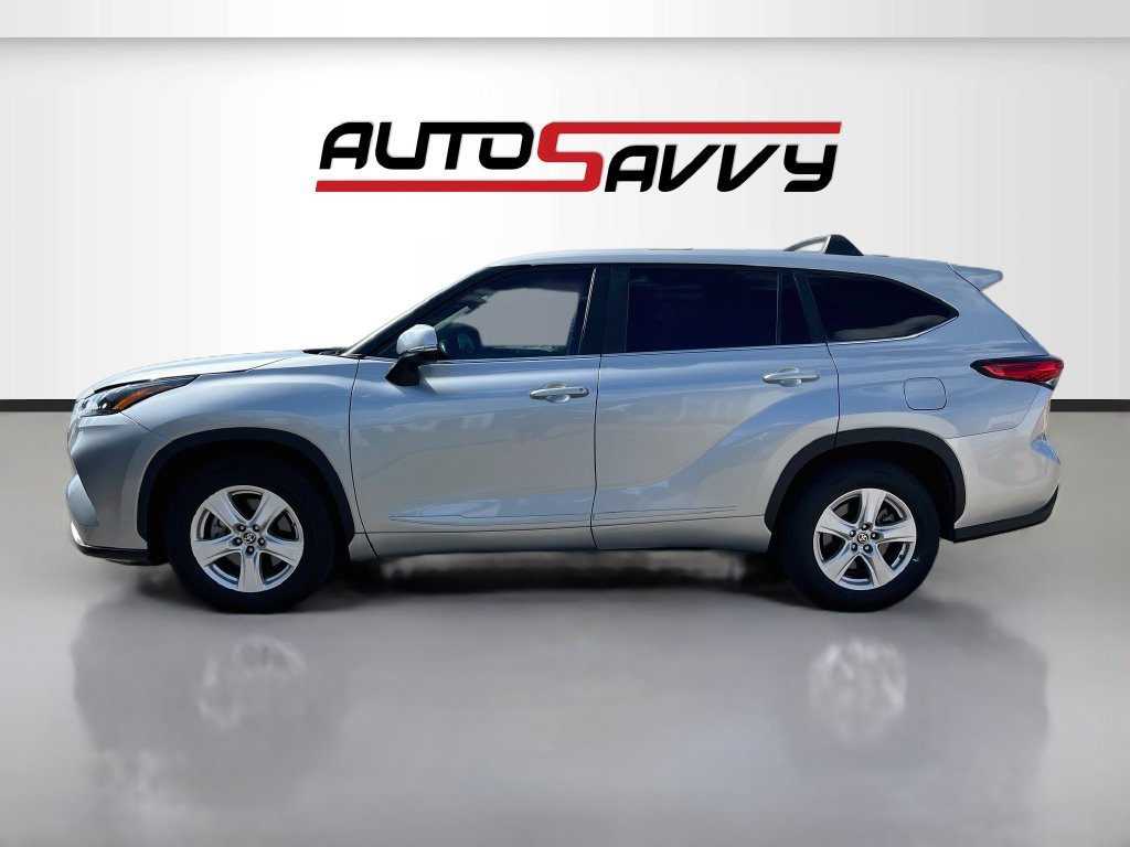 Used 2023 Toyota Highlander LE FWD image 4