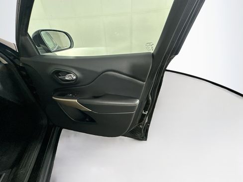 Used 2017 Jeep Cherokee Limited w/ Luxury Group FWD image 31