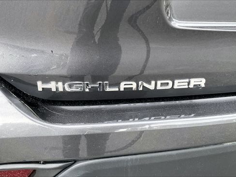 Used 2023 Toyota Highlander XLE FWD image 31