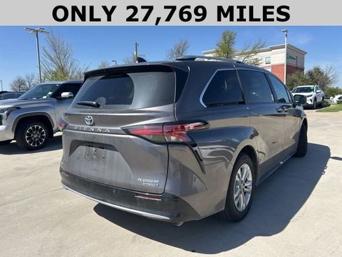 Used 2023 Toyota Sienna Platinum image 4