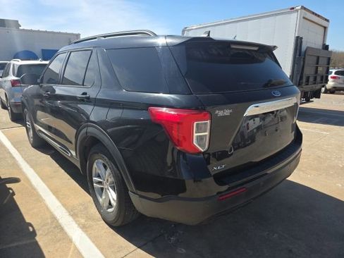 Used 2022 Ford Explorer XLT image 3