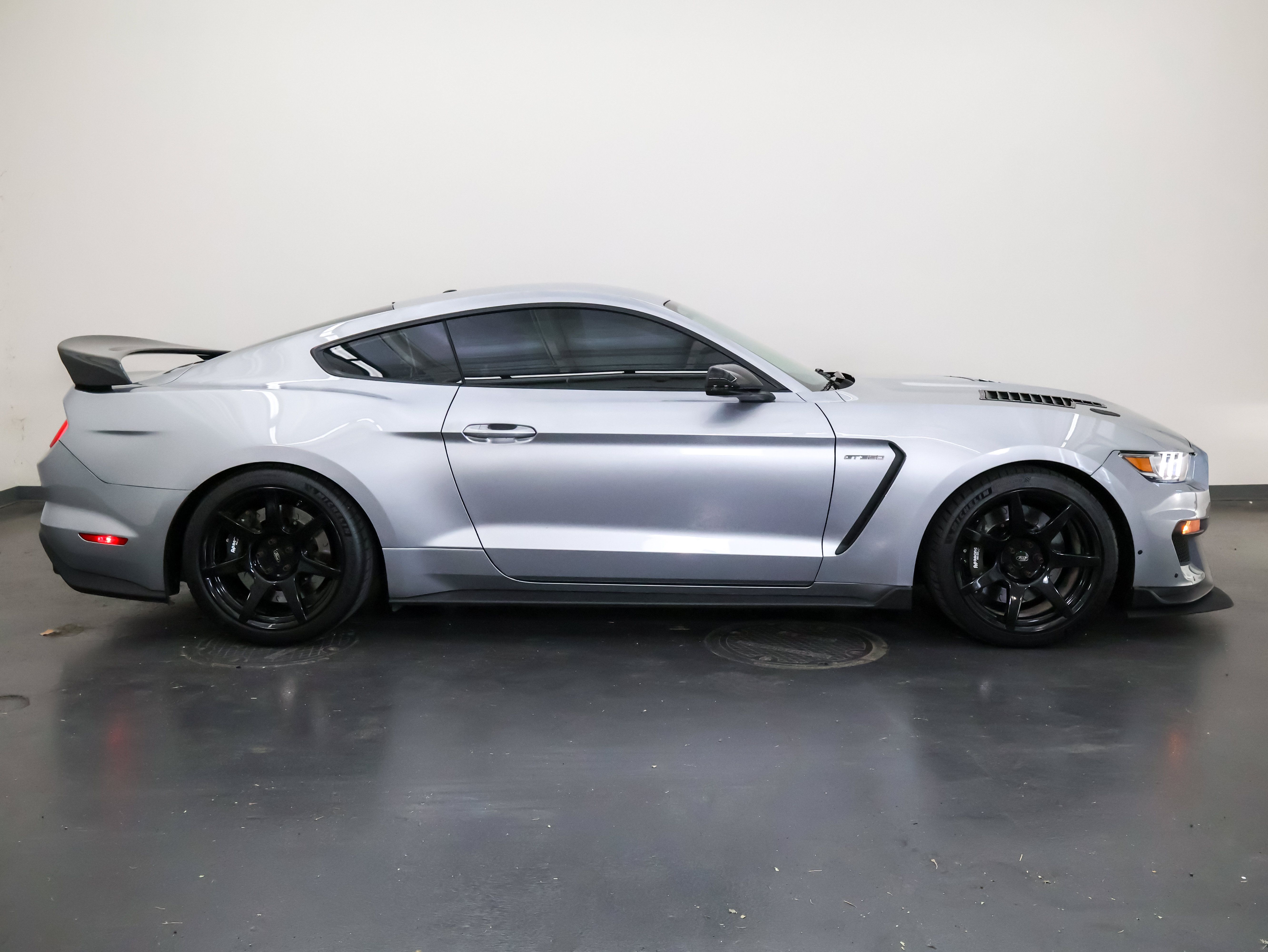 Used 2020 Ford Mustang Shelby GT350R w/ GT350R Equipment Group 920A RWD image 2