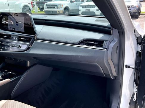 Used 2024 Lexus ES 350 w/ Premium Package image 16