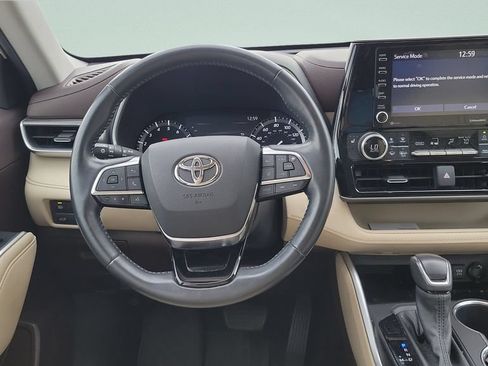 Used 2021 Toyota Highlander XLE AWD/4WD image 12