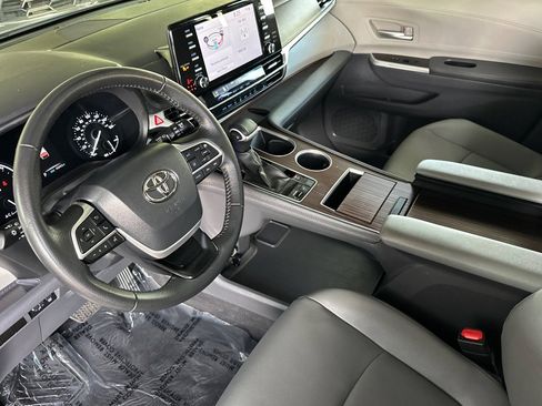 Used 2024 Toyota Sienna XLE FWD image 10