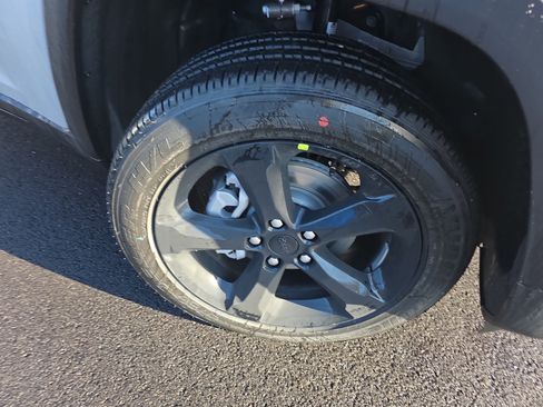 New 2025 Jeep Grand Cherokee Altitude image 23