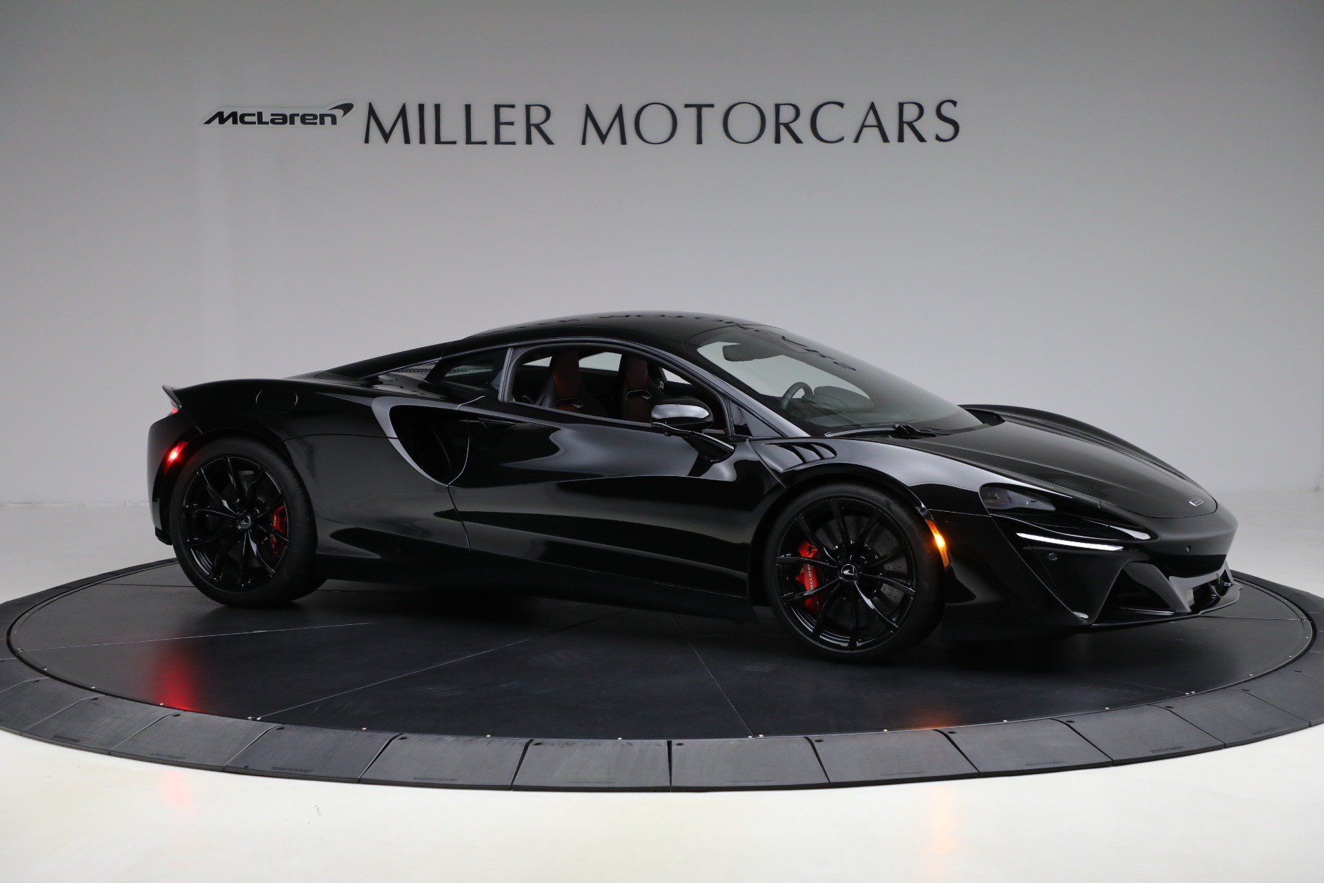 Used 2024 McLaren Artura RWD image 10