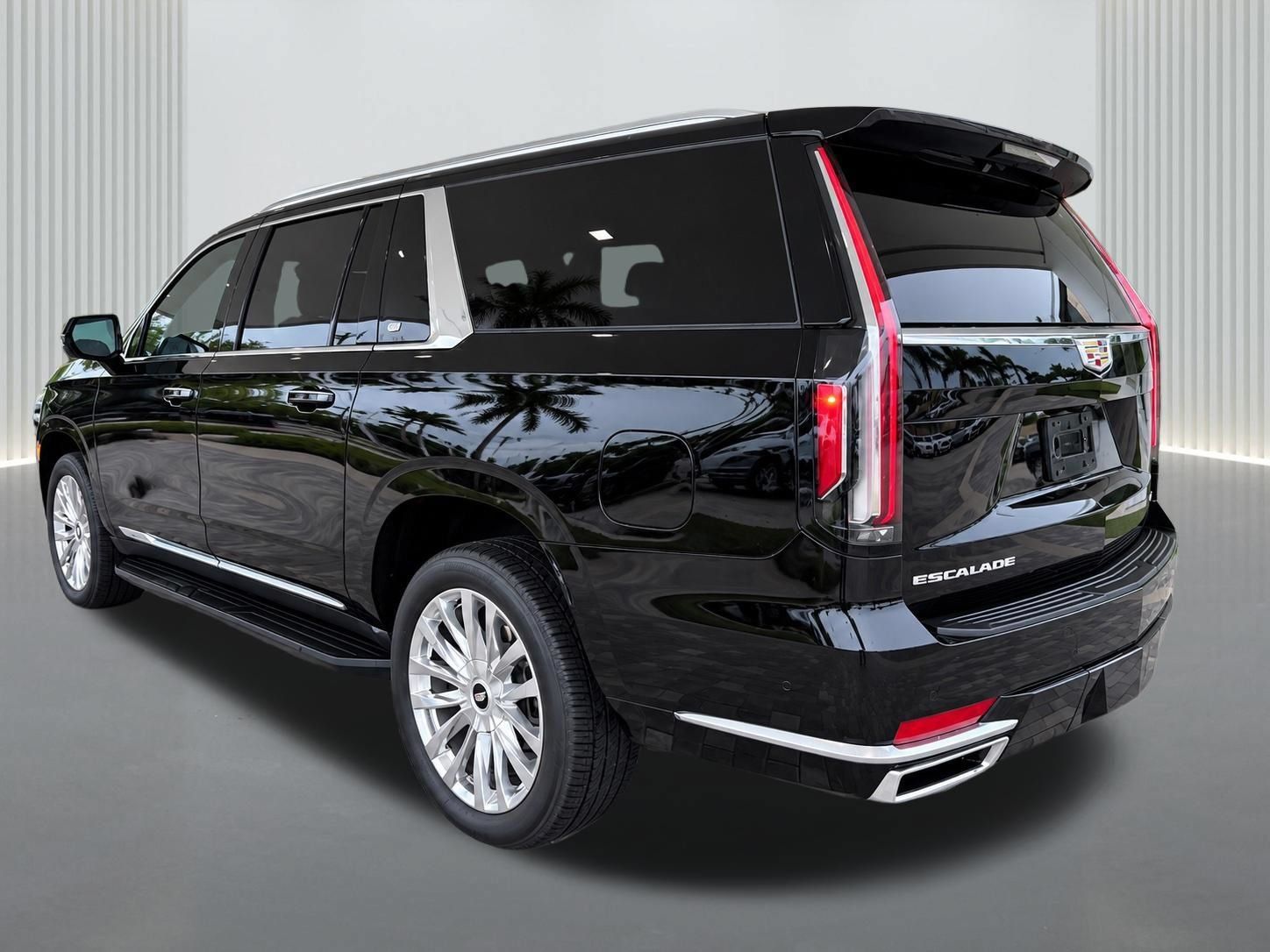 Used 2024 Cadillac Escalade ESV Premium Luxury AWD/4WD image 4