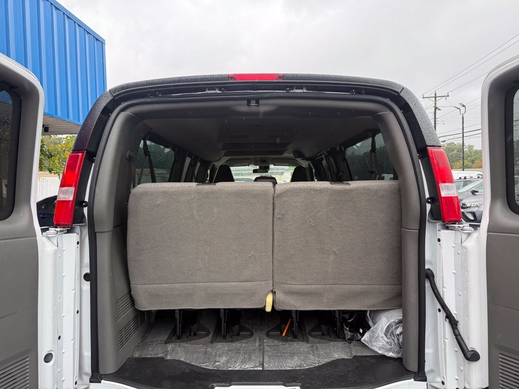 Used 2025 Chevrolet Express 3500 LT w/ LT Preferred Equipment Group RWD image 4