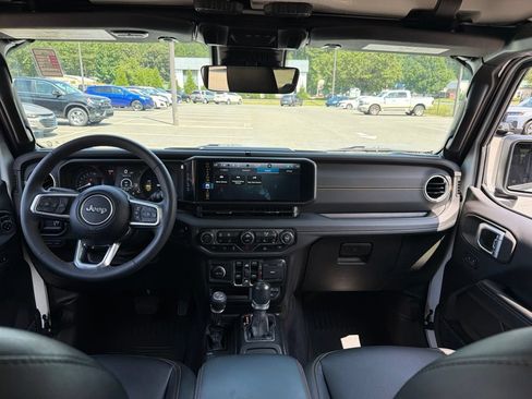 Used 2024 Jeep Wrangler Unlimited Sahara w/ Technology Group AWD/4WD image 8