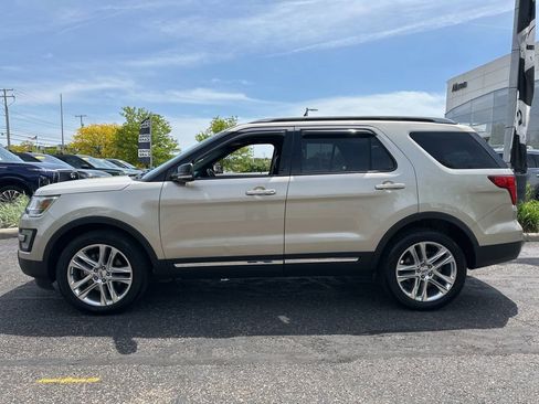 Used 2017 Ford Explorer XLT w/ Equipment Group 202A AWD/4WD image 3