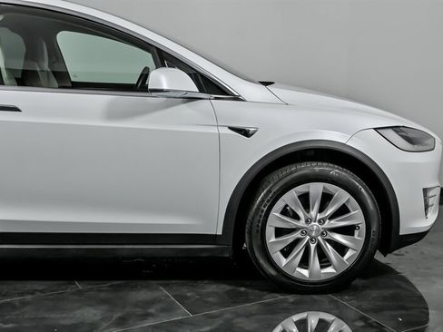 Used 2018 Tesla Model X 75D image 12