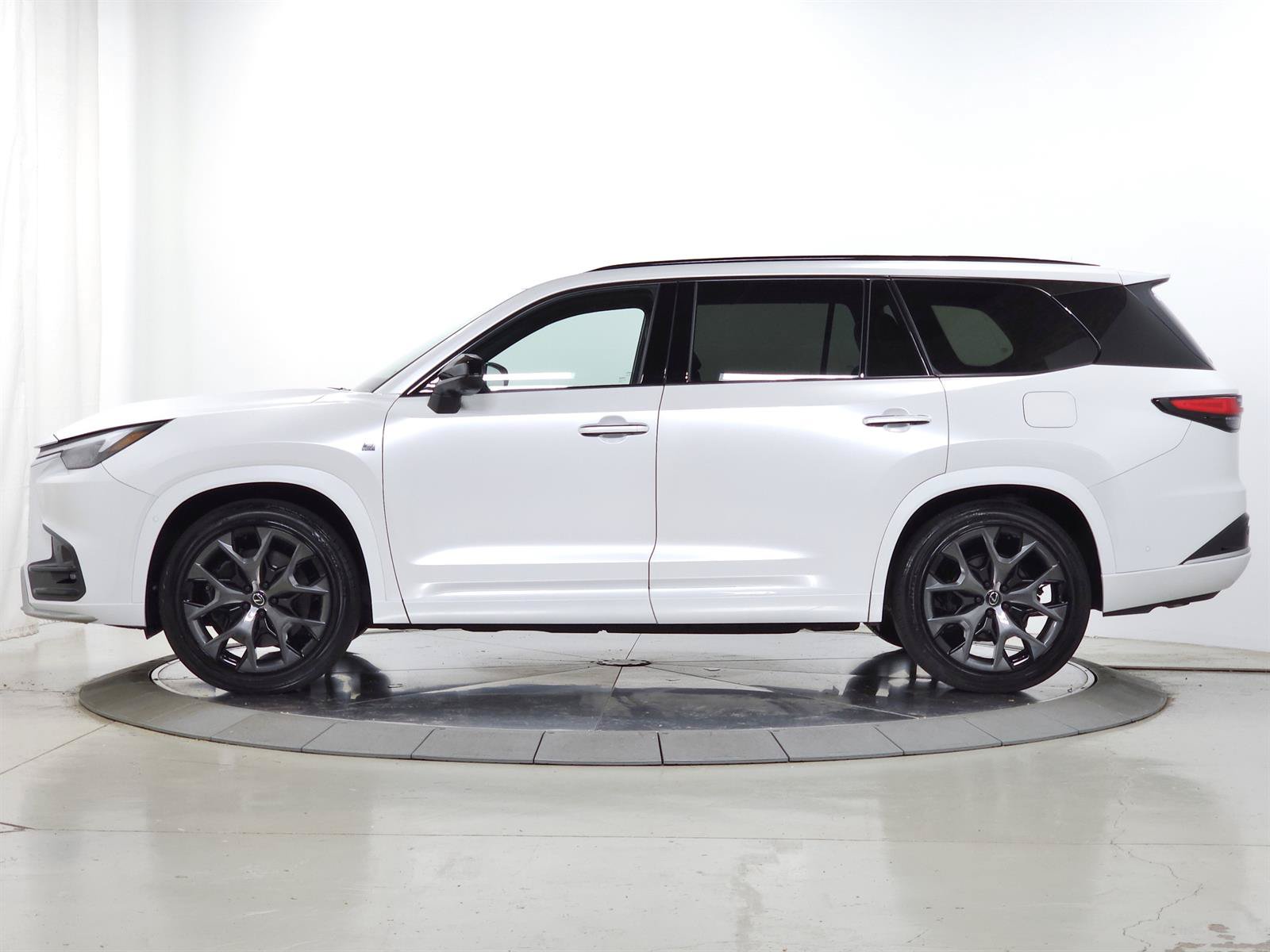 Used 2025 Lexus TX 500h AWD w/ Technology Package image 5