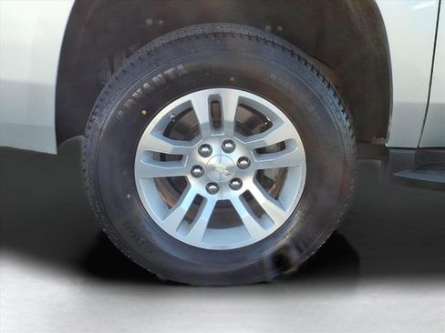 Used 2019 Chevrolet Suburban LT image 8