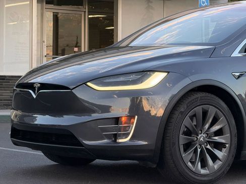 Used 2018 Tesla Model X 75D AWD/4WD image 4