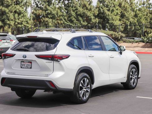 Certified 2024 Toyota Highlander XLE AWD/4WD image 7