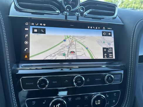 Used 2022 Bentley Bentayga image 23